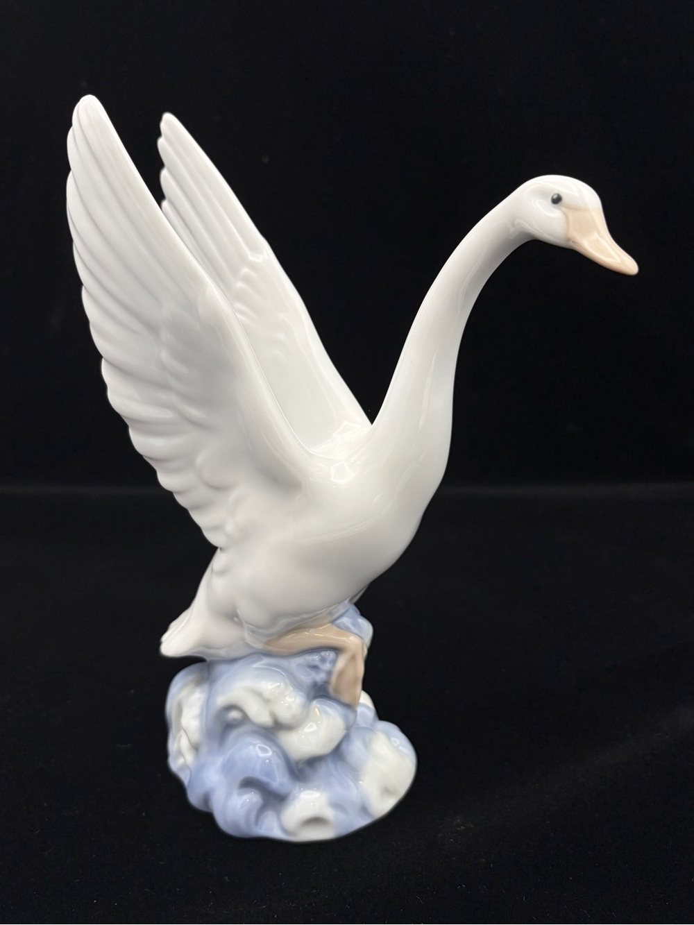 Swan taking flight figurine produced by Nao by Lladro